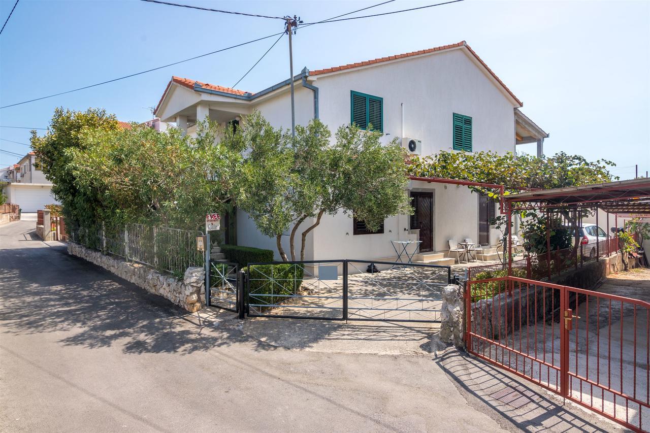 Apartment And Rooms Ruza Trogir Bagian luar foto